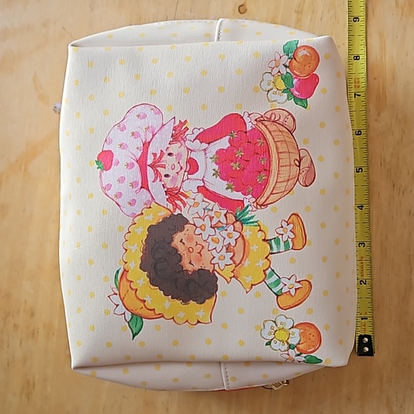 STRAWBERRY SHORTCAKE COSMETIC CASE - Picture 8 of 12